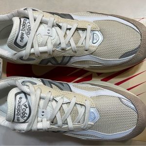Never worn New Balance men’s 990V6 size 10 1/2.